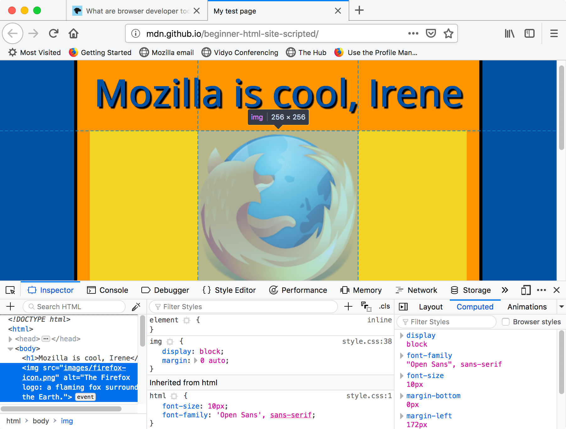 Eine Testwebsite wird in einem Tab des Browsers geöffnet. Das Unterfenster der Entwicklertools des Browsers ist geöffnet. Die Entwicklertools haben mehrere Reiter. Inspektor ist einer dieser Reiter. Der Inspektor-Reiter zeigt den HTML-Code der Website an. Ein Bild-Tag ist aus dem HTML-Code ausgewählt. Dies führt zur Hervorhebung des zum ausgewählten Tag gehörenden Bilds auf der Website.